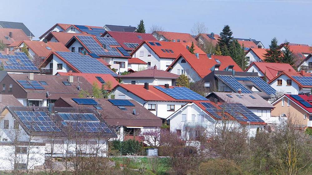 Siedlung mit vielen Photovoltaik-Dächern