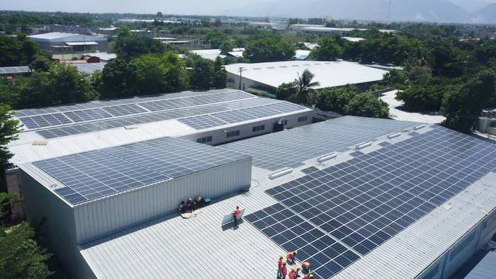 Travaux en cours sur un toit solaire en Haïti